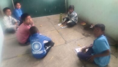 Photo of बावनबिर जिल्हा परिषद शाळेत विद्यार्थ्यांचे जीवाशी खेळ ! रद्दी पेपरवर दिली खिचडी !