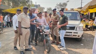Photo of सुरक्षितेसोबतच संवेदनशीलतेचा संदेश देणारा सोनाळा पोलिसांचा सामाजिक उपक्रम..