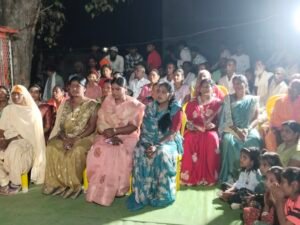 टुनकी भावचे प्रथम नागरीक सरपंच सौ सिमाताई वानखडे , वसाडी तथा लाडणापुर सरपंच तथा सत्कारमूर्ती युवकांचे पालक 