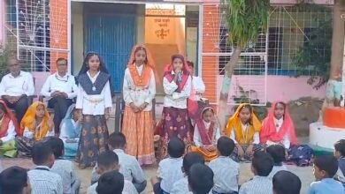Photo of जिल्हा परिषद मराठी उच्च प्राथमिक शाळा, सोगोडा येथे विविध भाषा संवादातून परिपाठ…